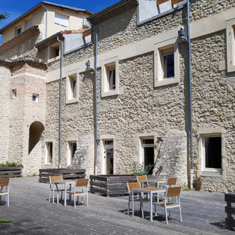 Terrasse ombragée de la résidence closduval Drôme